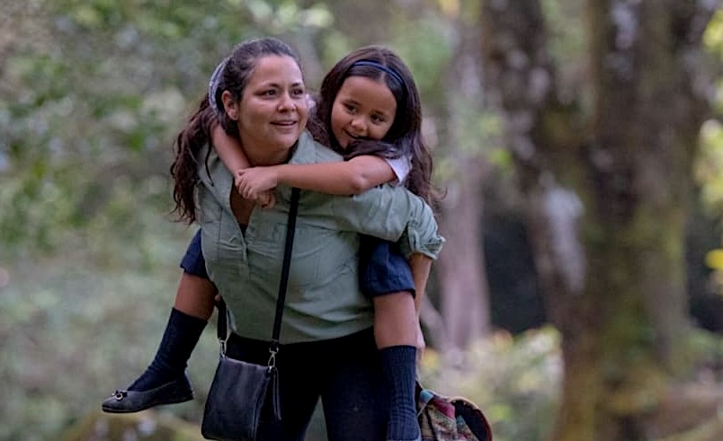Arianne, founder of The Glow Elements, with her daughter Mila