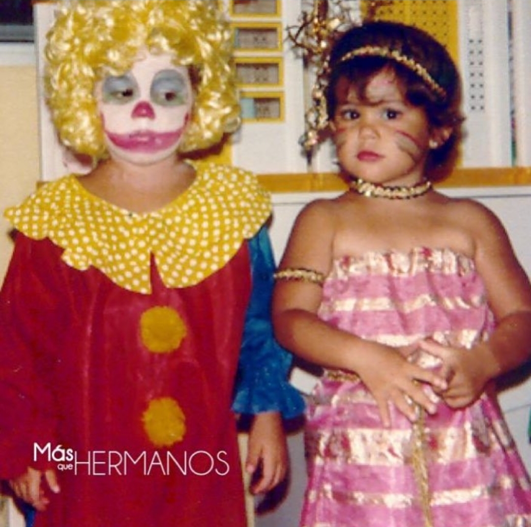 Más que hermanos — niños disfrazados